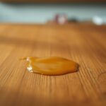 czym usunąć klej kropelka z mebli