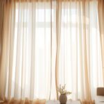 Jakie zasłony pasują do białych ścian i brązowych mebli? jakie zasłony do białych ścian i brązowych mebli